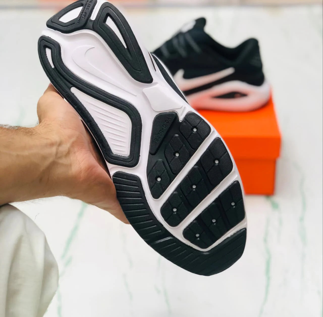 NIKE STRUCTURE 26 BLACK AND WHITE