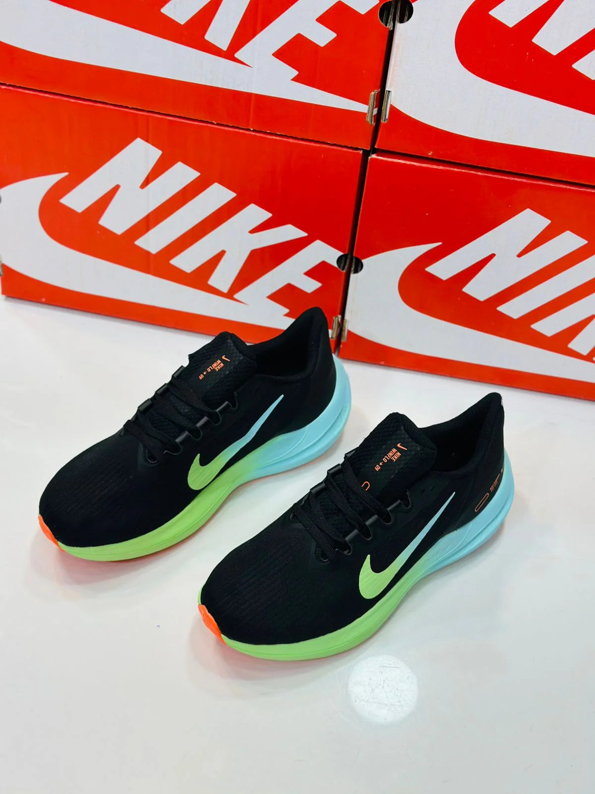 NIKE WINFLO 9 BLACK AND VIBRANT GREEN