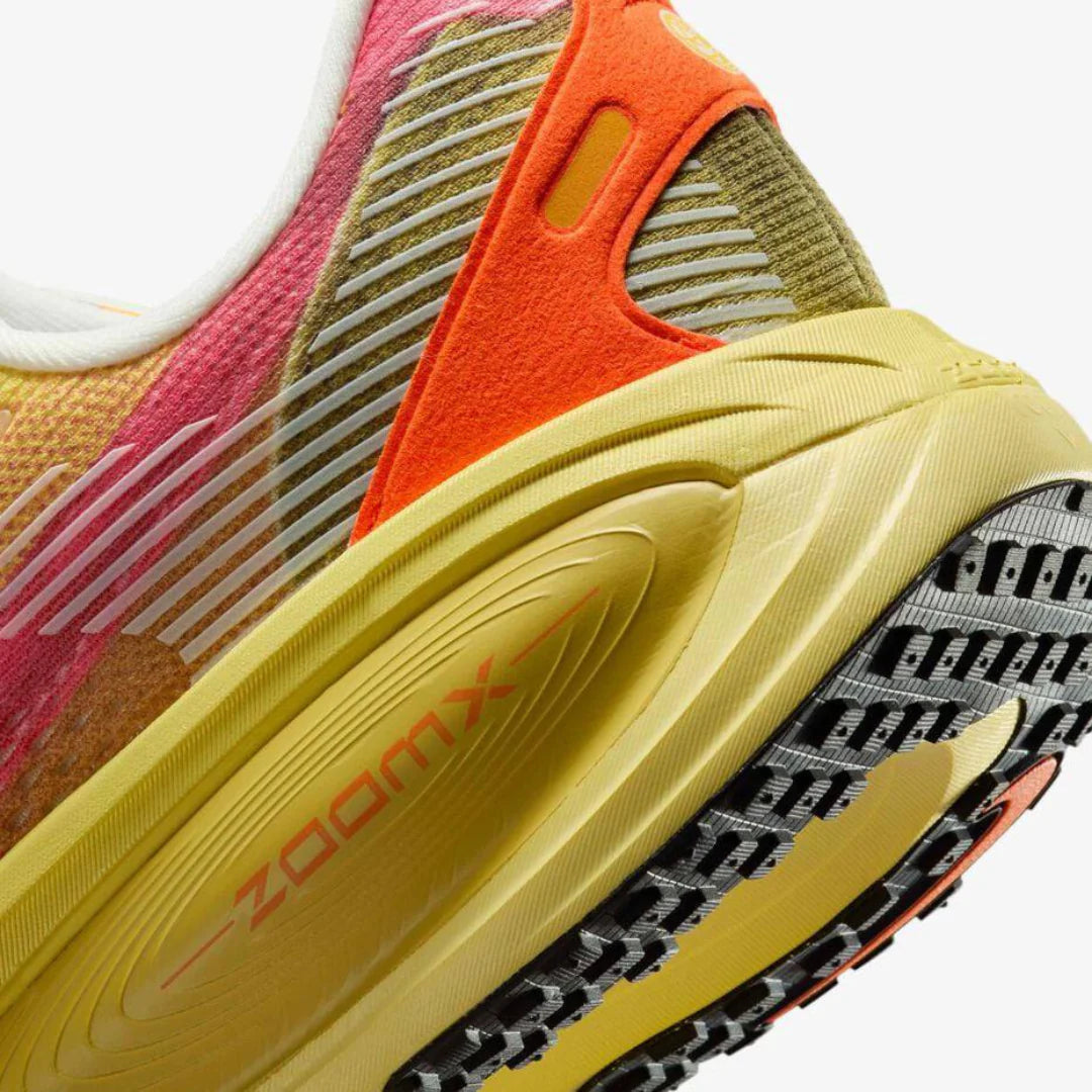 Nike Vomero 18 SE Amarelo