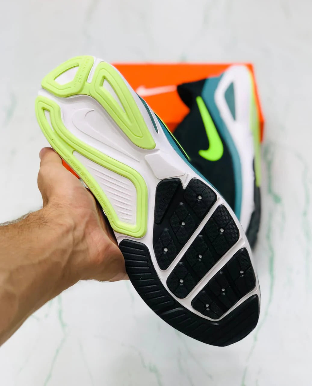 NIKE STRUCTURE 26 SEAWEED VOLT AND BLACK