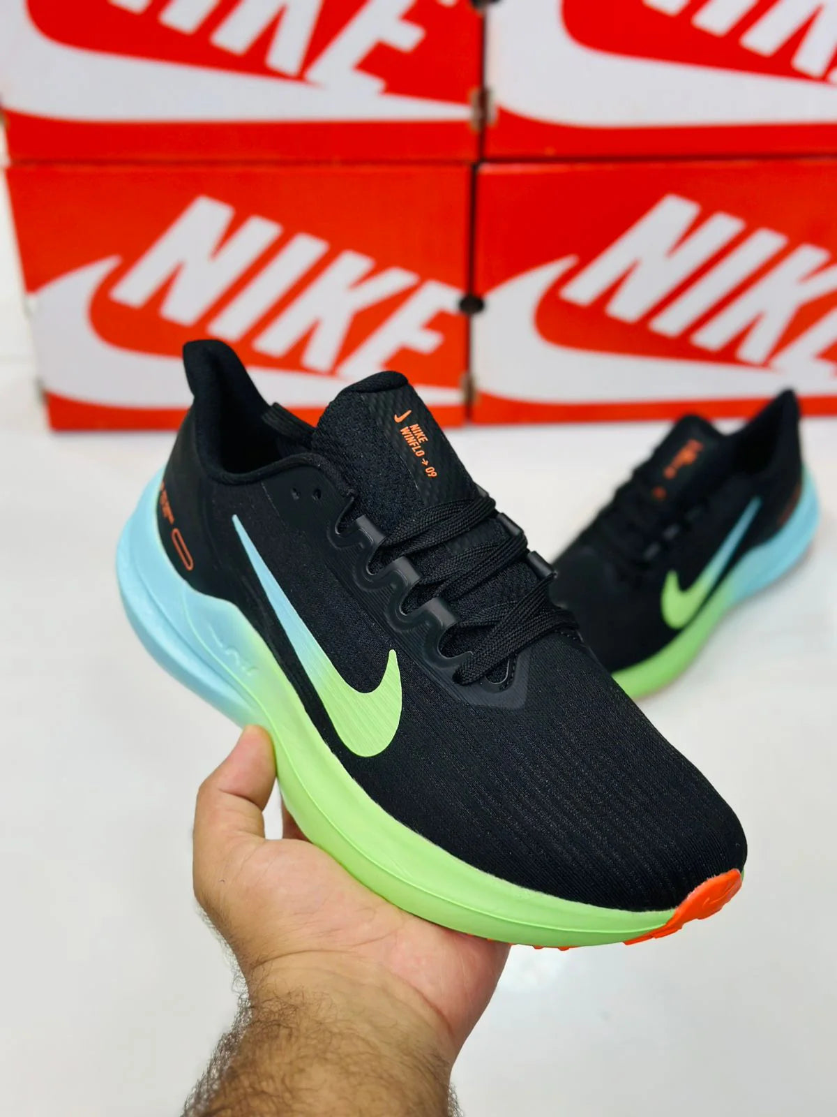 NIKE WINFLO 9 BLACK AND VIBRANT GREEN