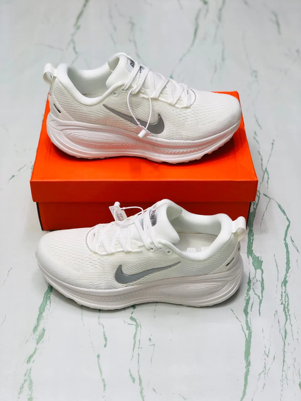 NIKE VERMO 18 WHITE AND SILVER
