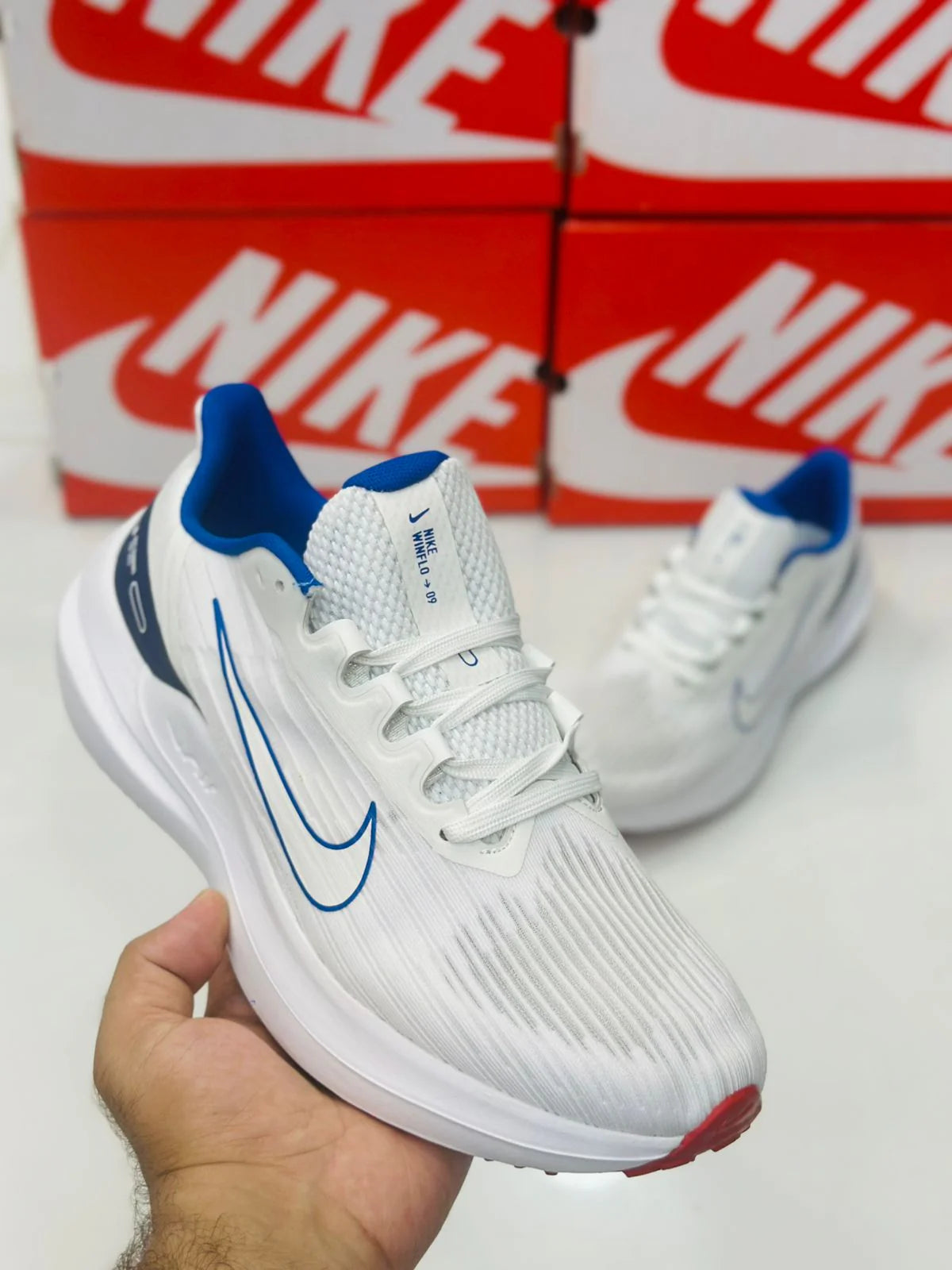NIKE WINFLO 9 WHITE AND BLUE