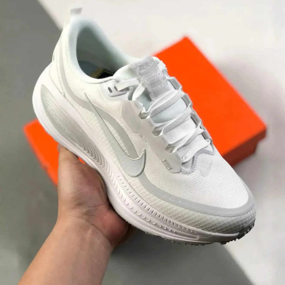 Nike Vomero 18 GORE TEX Branco Cinza Metálico