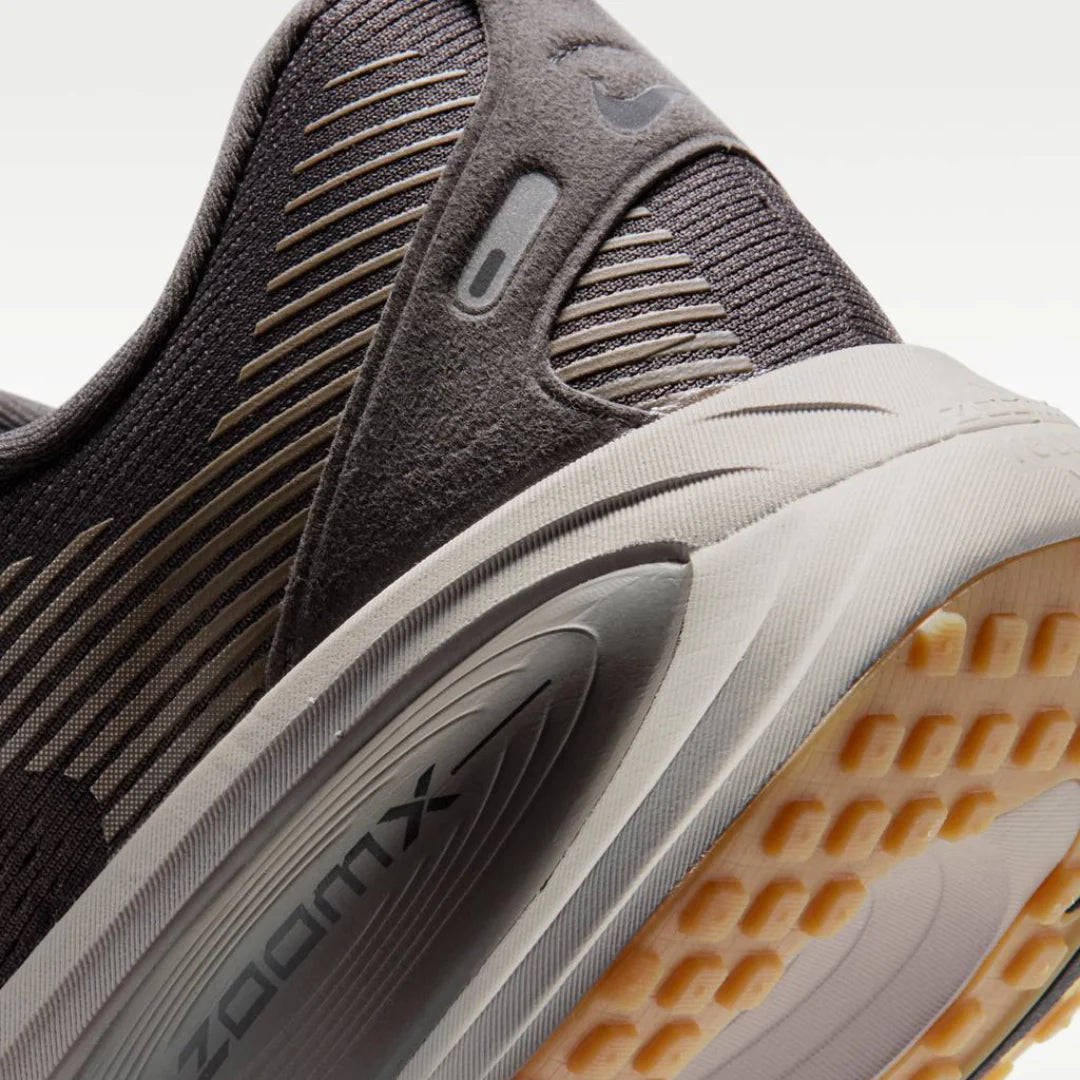Nike Vomero 18 Cinza Escuro Bege