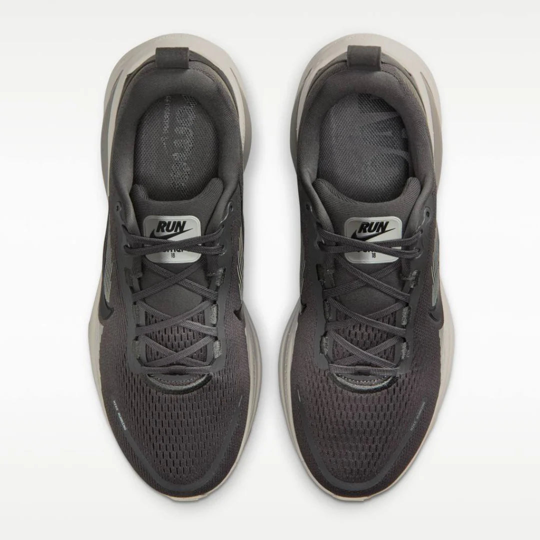 Nike Vomero 18 Cinza Escuro Bege