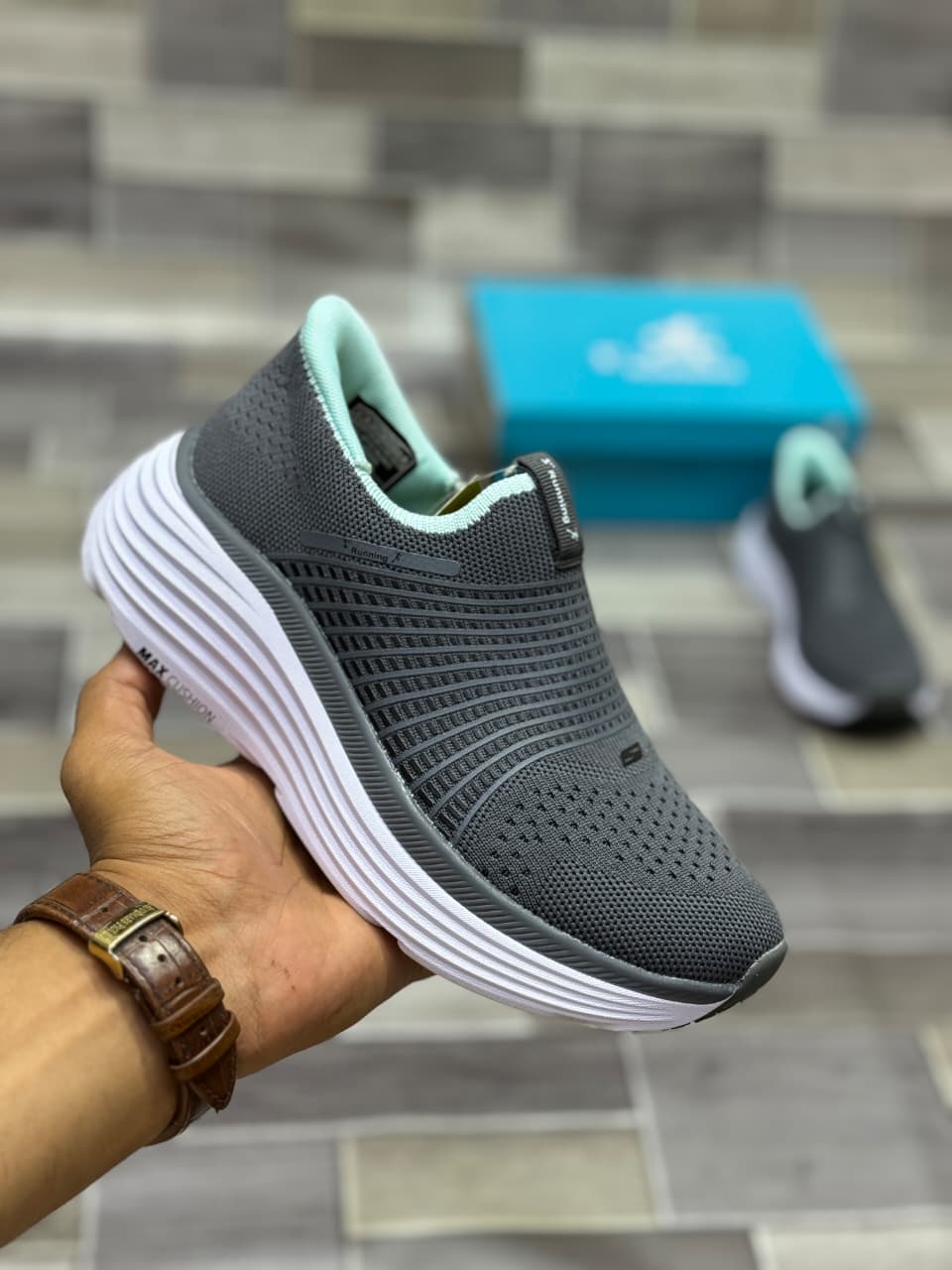 MAX COUSION SLIP INN SKECHERS DARK GRAY