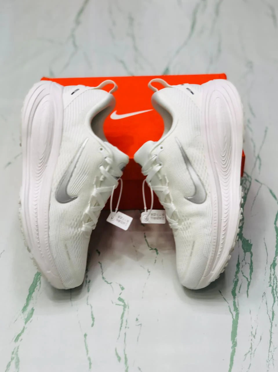 NIKE VERMO 18 WHITE AND SILVER